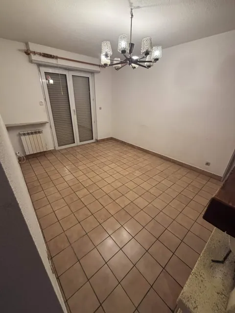 Pièce entièrement vidée, sols et murs nettoyés après intervention.